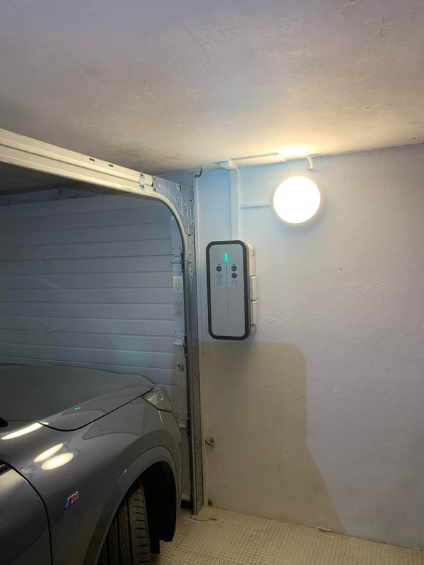 borne de voiture électrique dans un garage